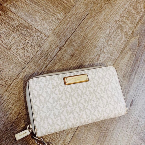 Michael Kors White Wristlet Wallet - Picture 3 of 3